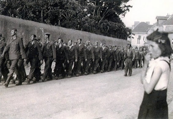 65 Prisonniers allemands se rendant en ordre vers le camp de la Chalopinière à Pornic le 12 mai 1945